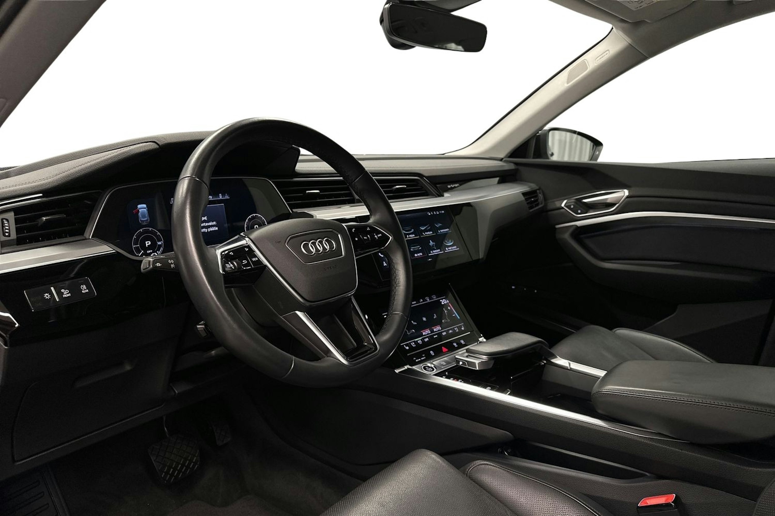 musta Audi e-tron 2022 kuva 7.