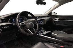 musta Audi e-tron 2022 kuva 7.