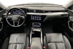 musta Audi e-tron 2022 kuva 9.