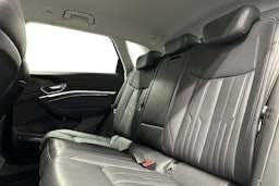 musta Audi e-tron 2022 kuva 10.