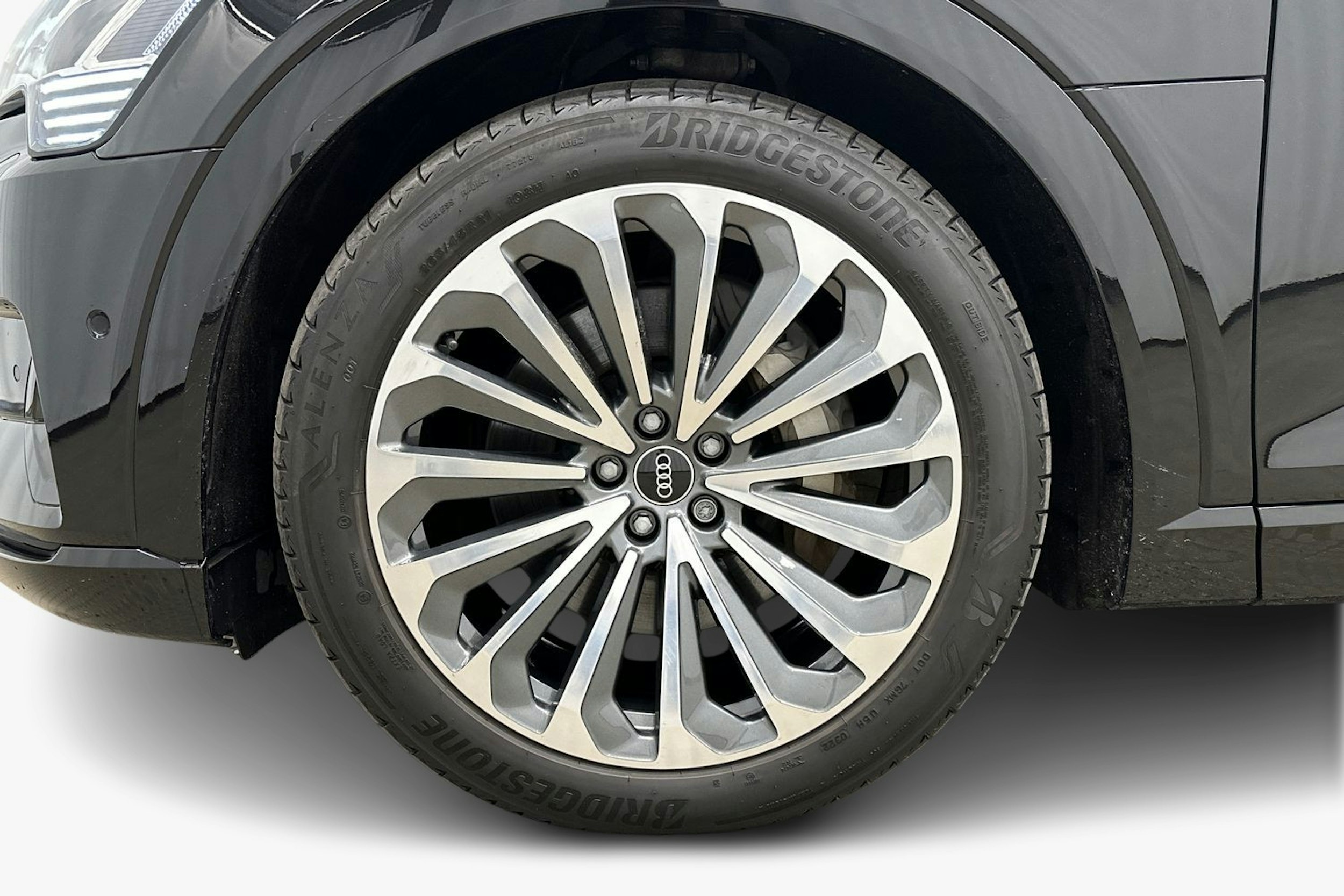 musta Audi e-tron 2022 kuva 11.