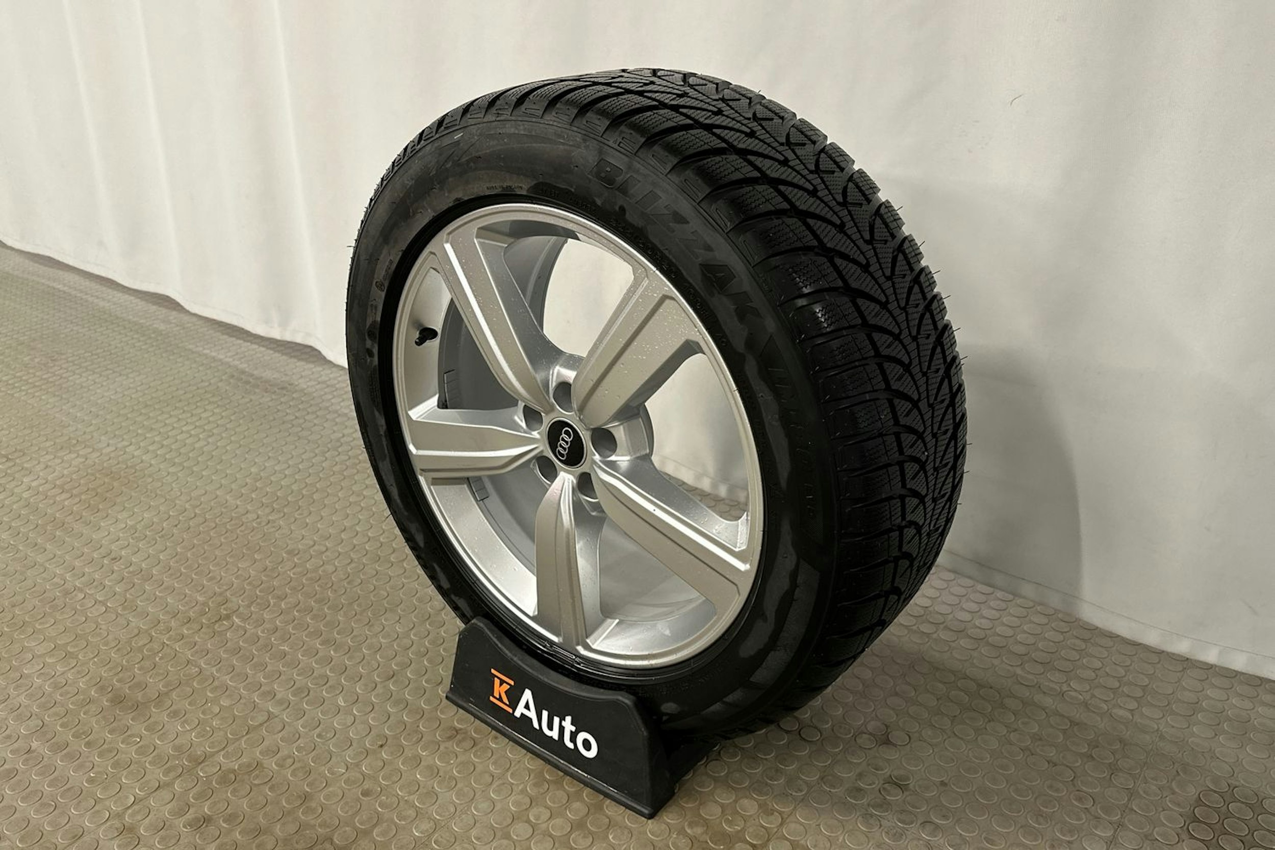 musta Audi e-tron 2022 kuva 12.