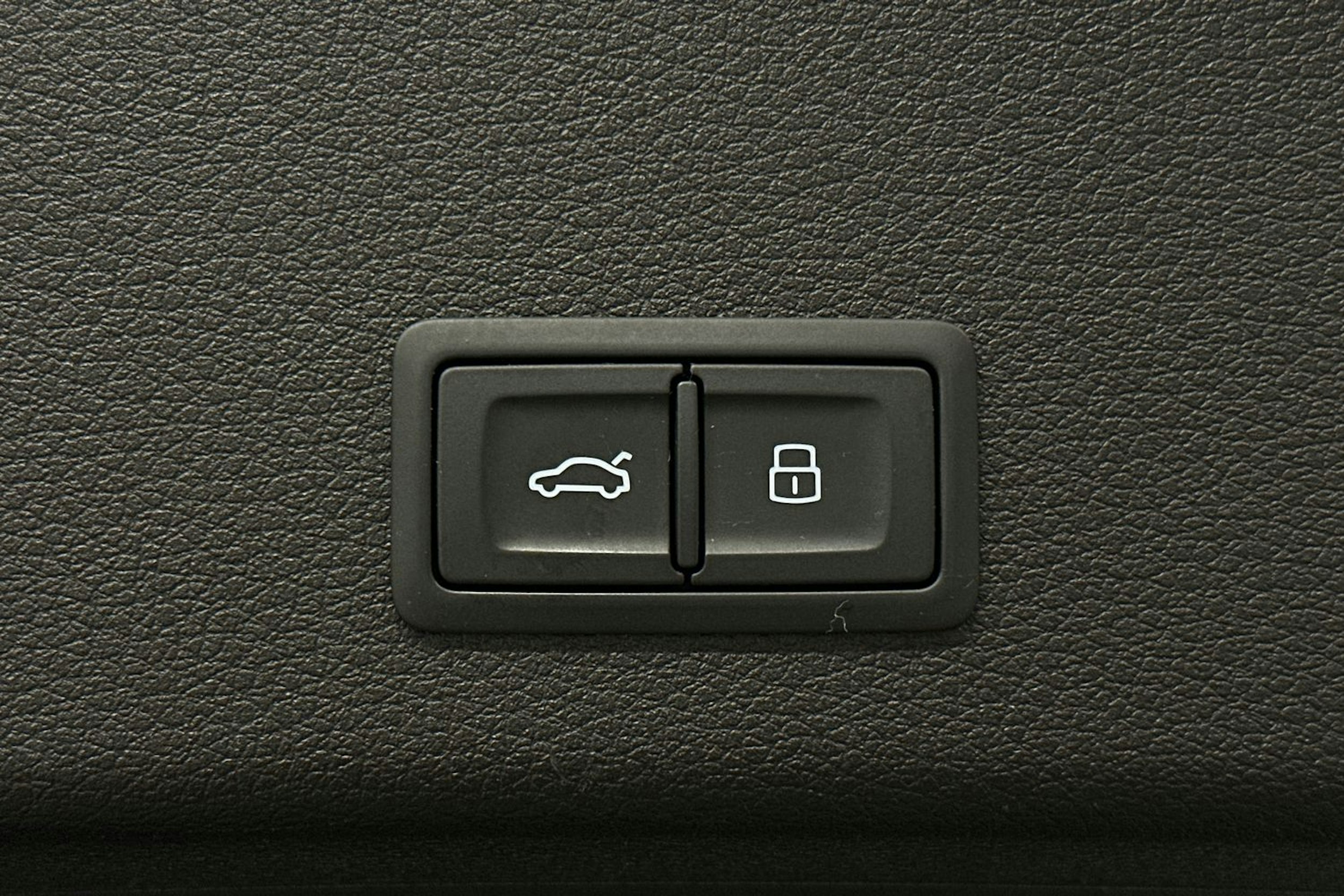 musta Audi e-tron 2022 kuva 14.