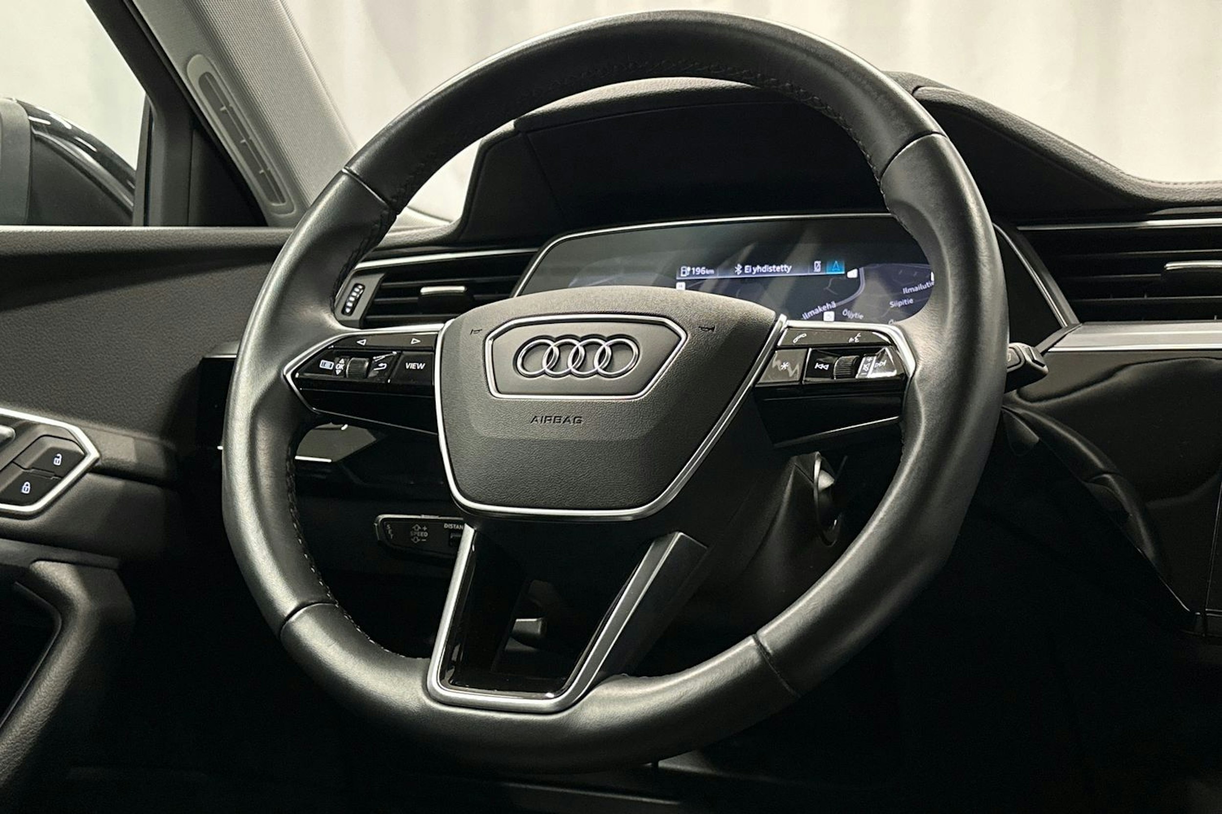 musta Audi e-tron 2022 kuva 15.