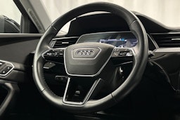 musta Audi e-tron 2022 kuva 15.