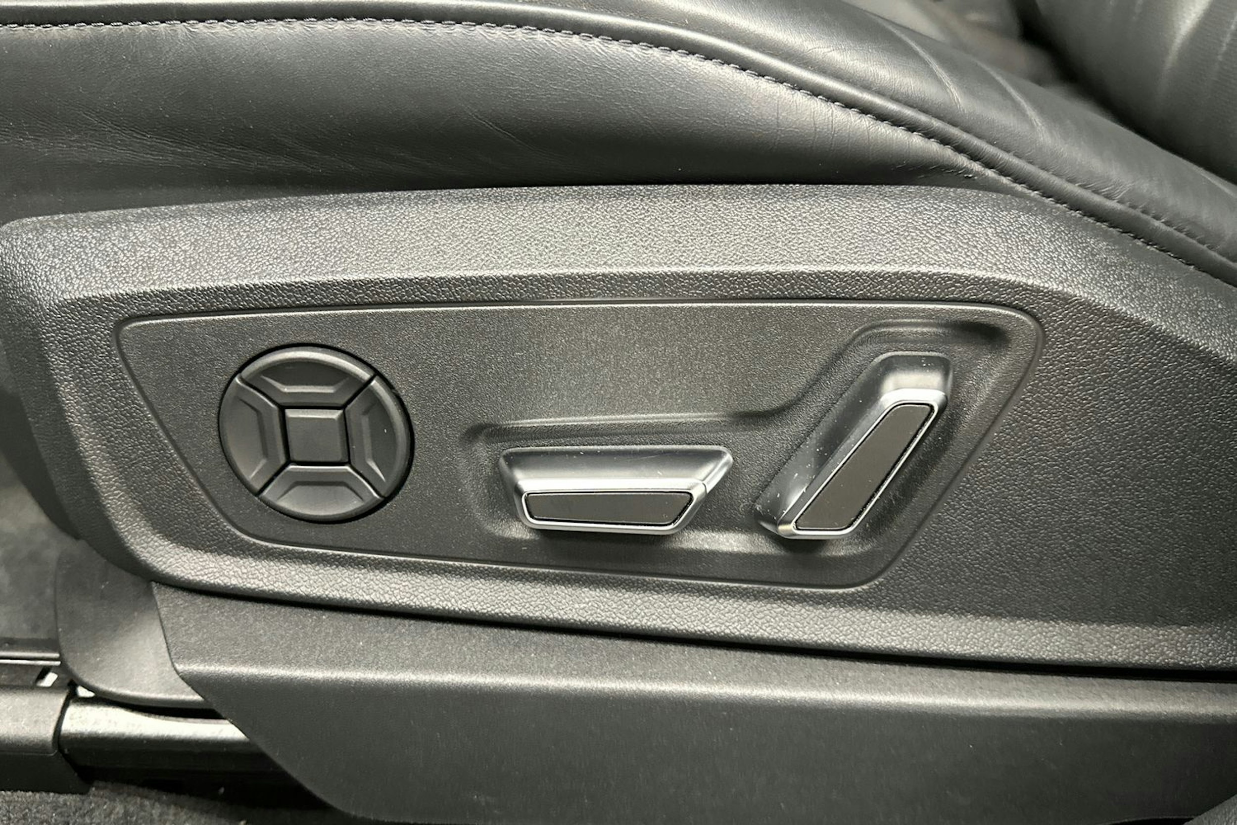 musta Audi e-tron 2022 kuva 17.
