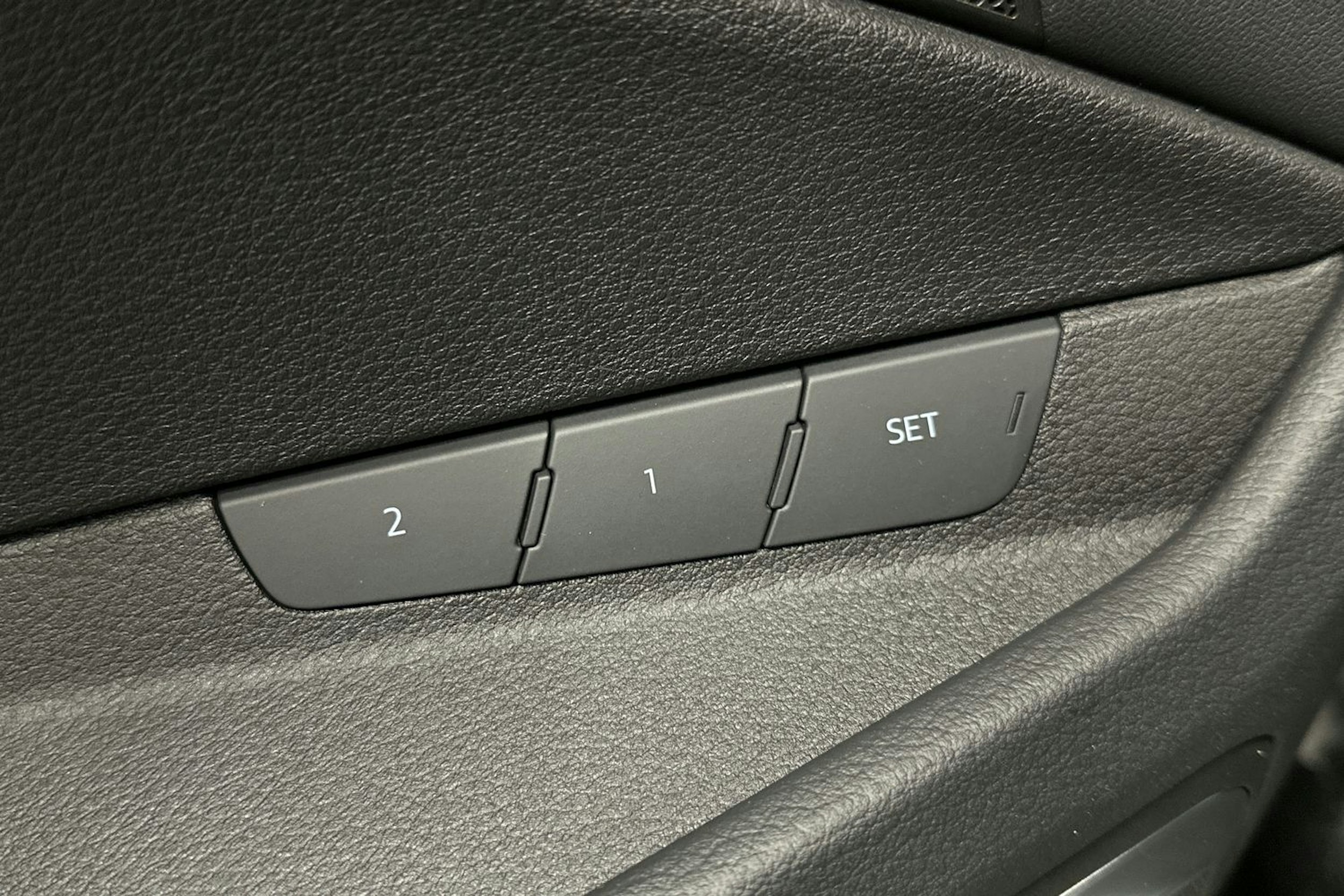 musta Audi e-tron 2022 kuva 18.