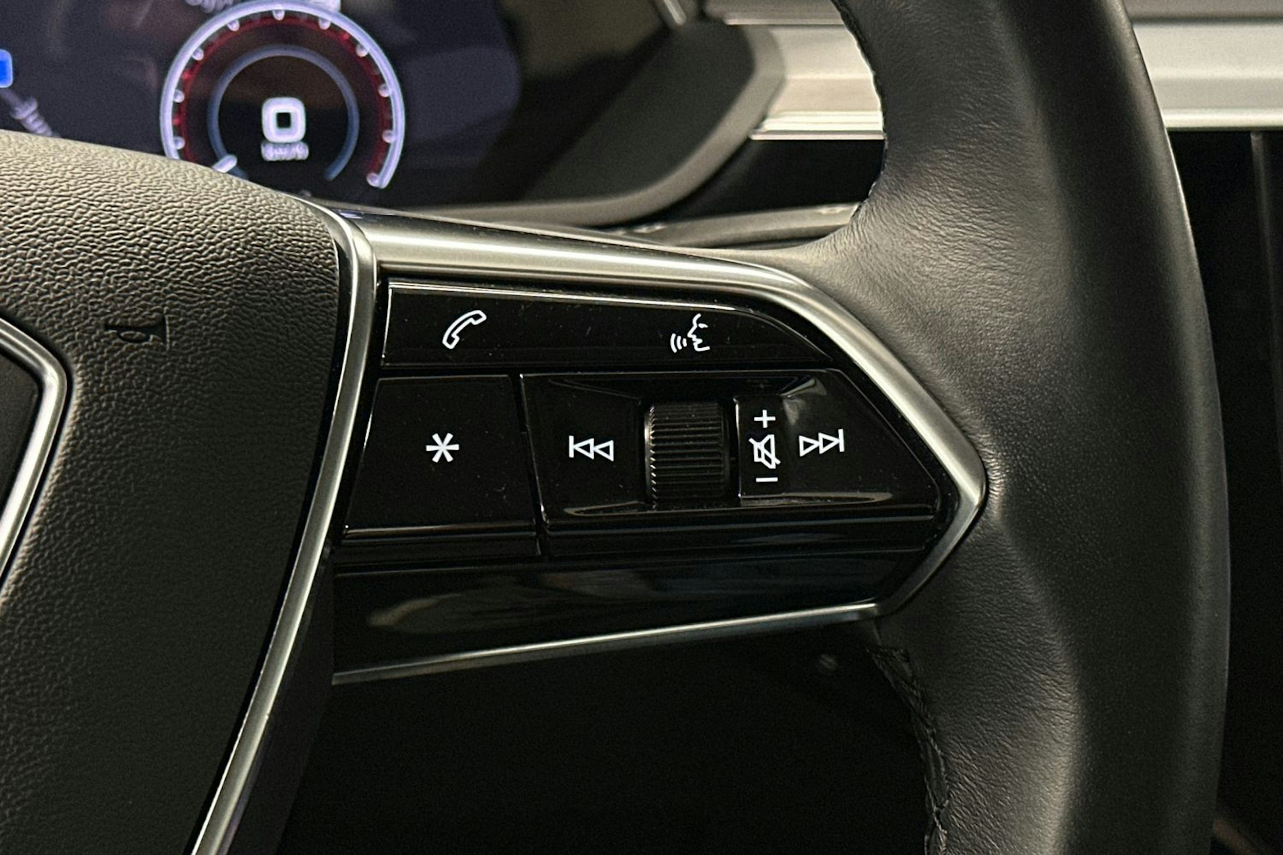 musta Audi e-tron 2022 kuva 22.