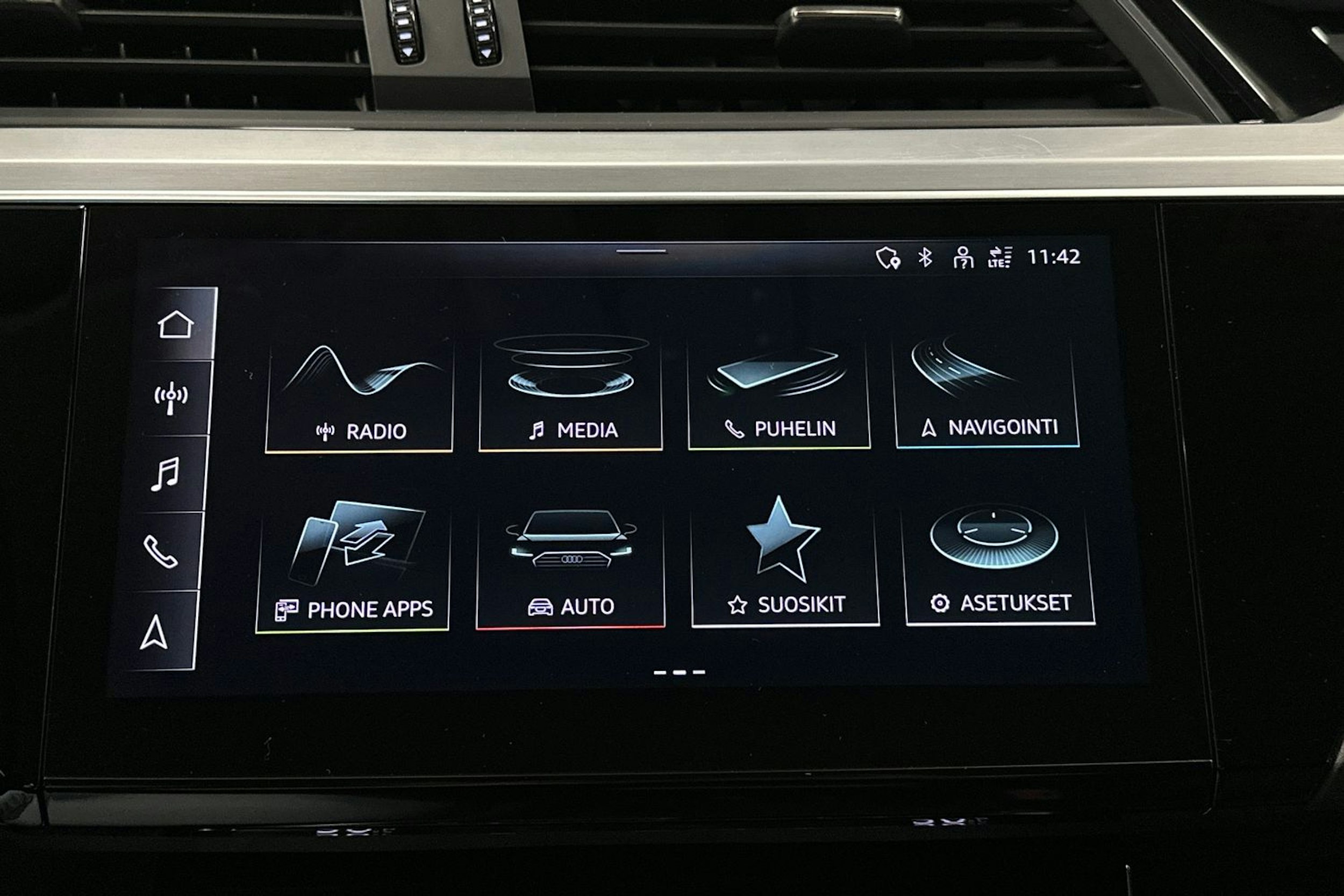 musta Audi e-tron 2022 kuva 25.