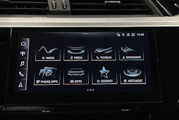 musta Audi e-tron 2022 kuva 25.