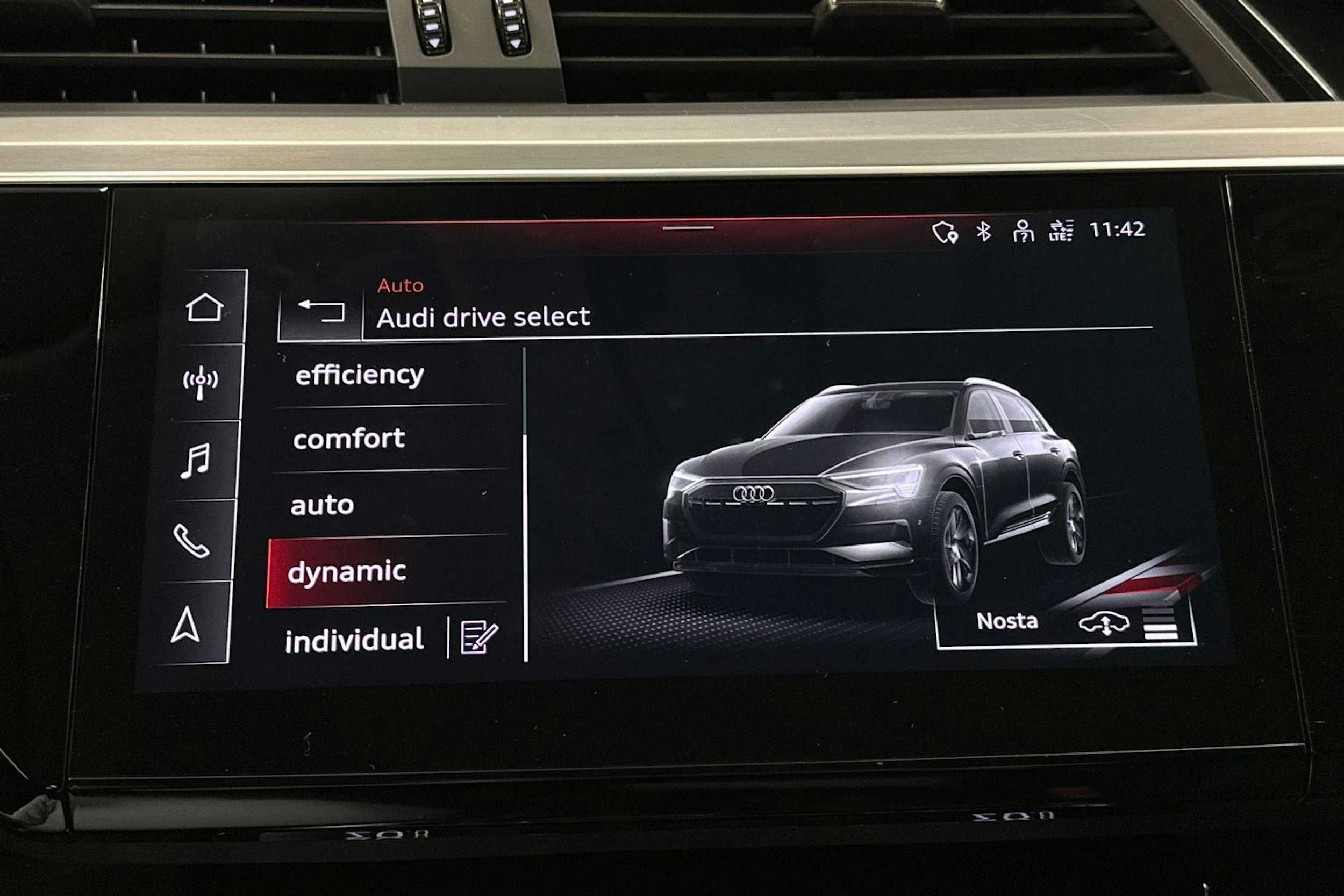 musta Audi e-tron 2022 kuva 28.