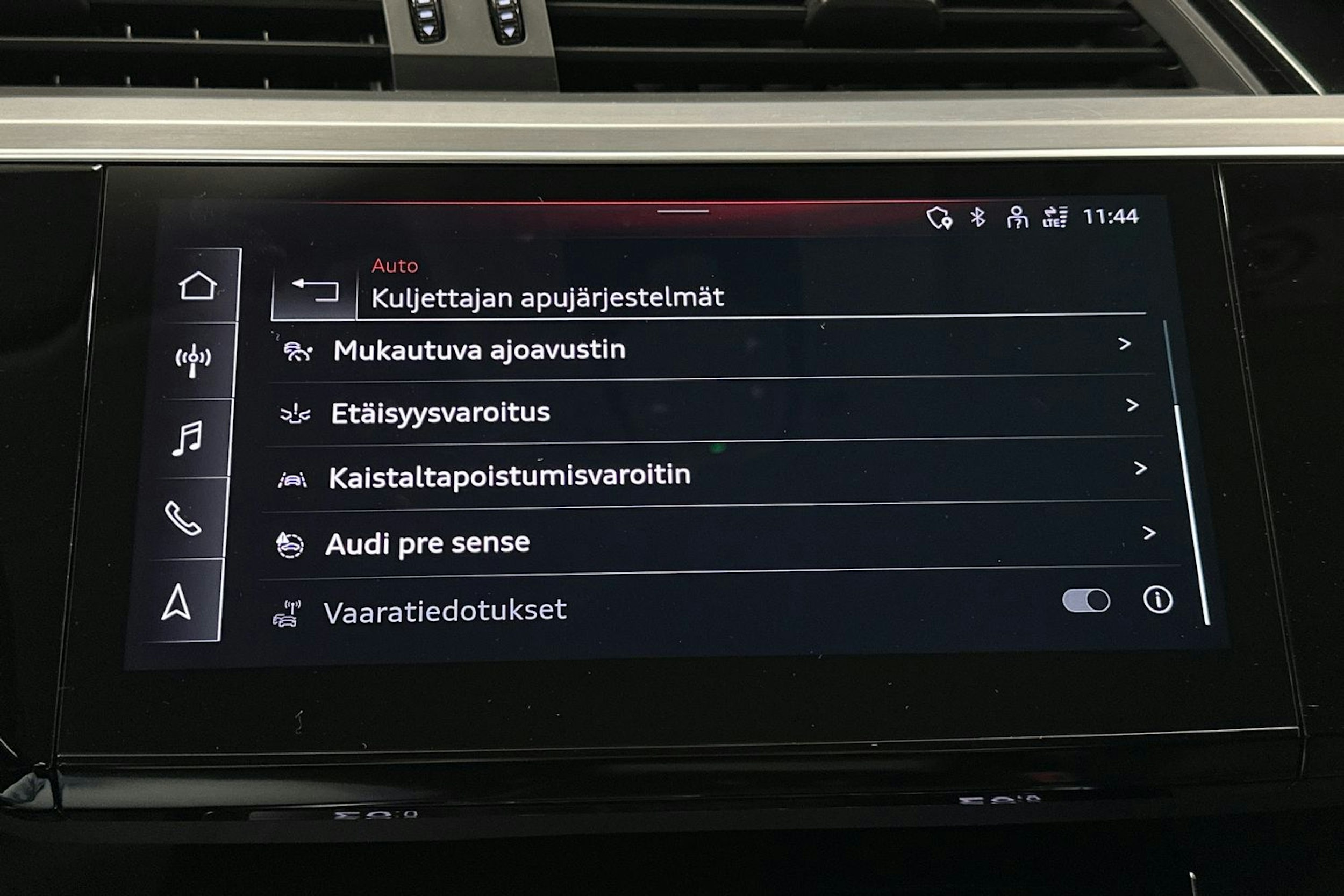 musta Audi e-tron 2022 kuva 33.