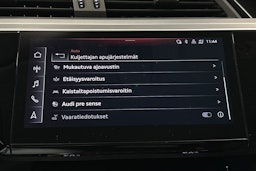 musta Audi e-tron 2022 kuva 33.