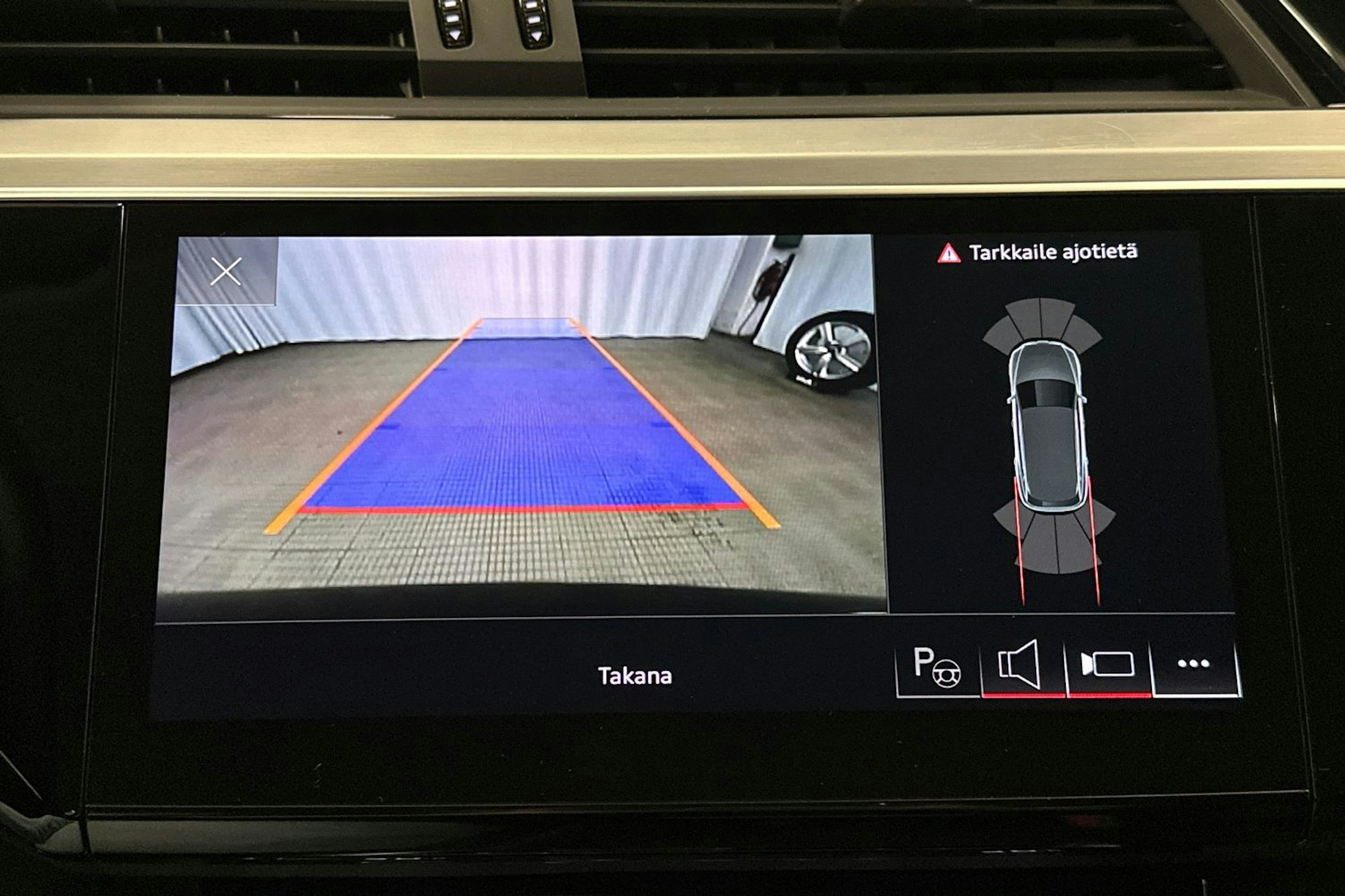 musta Audi e-tron 2022 kuva 34.