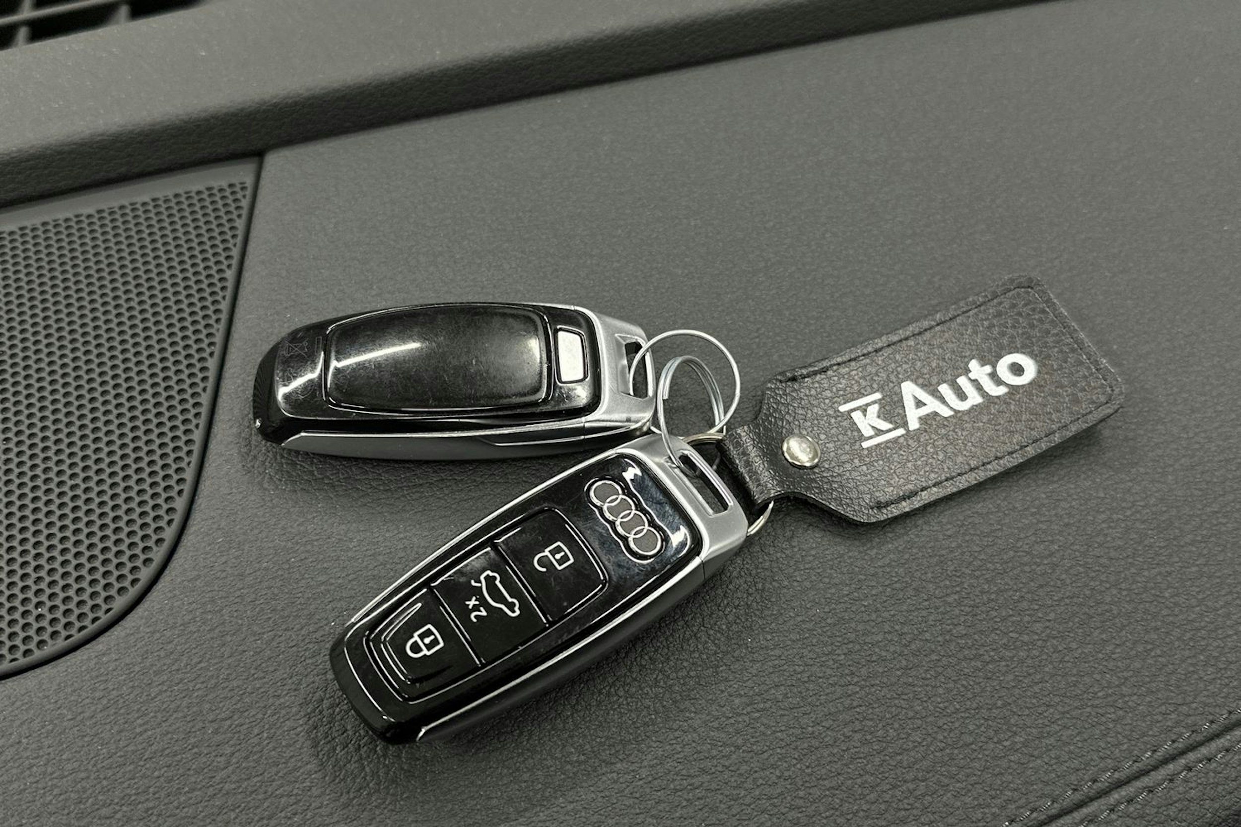 musta Audi e-tron 2022 kuva 36.