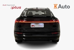 musta Audi e-tron 2022 kuva 3.