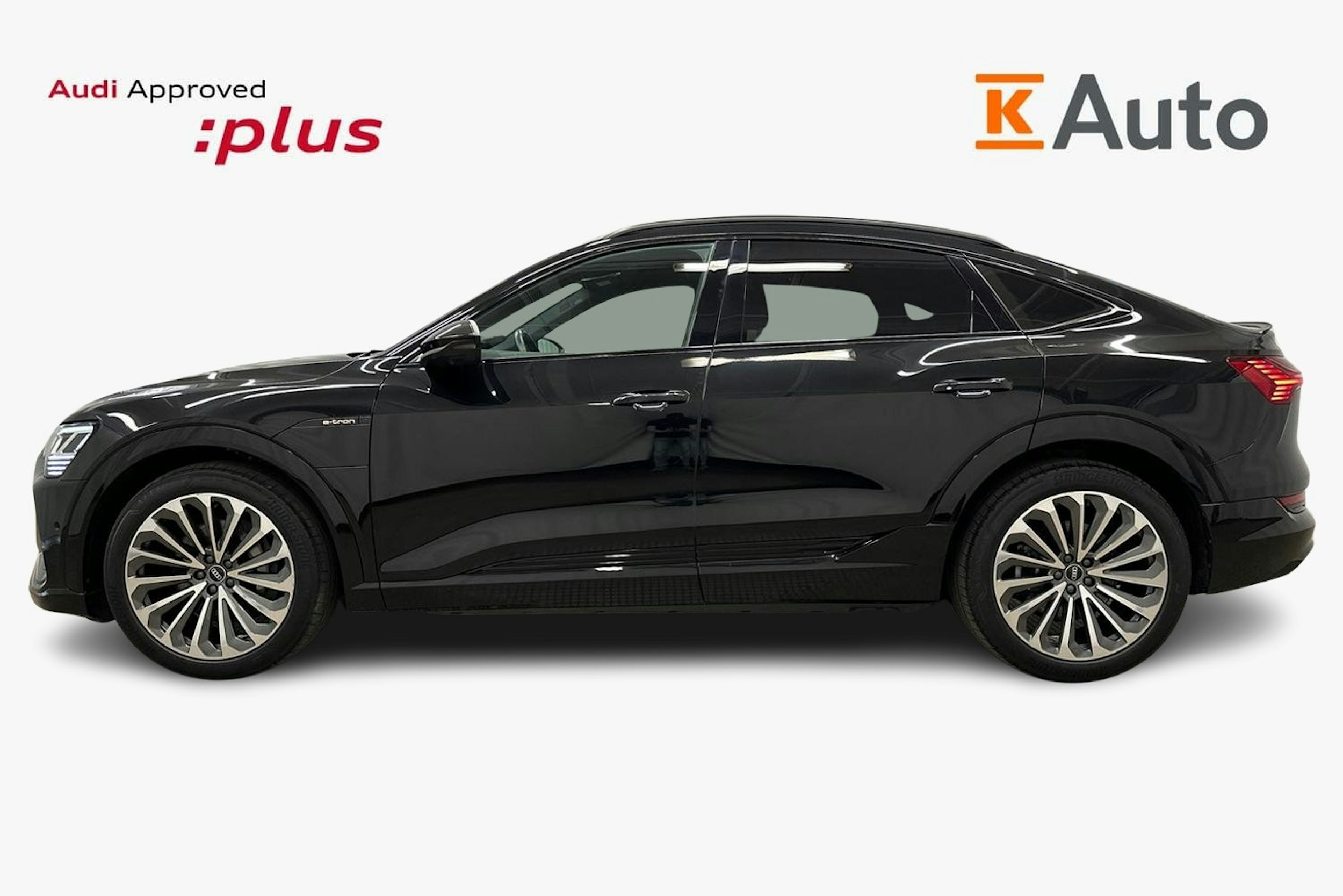 musta Audi e-tron 2022 kuva 6.