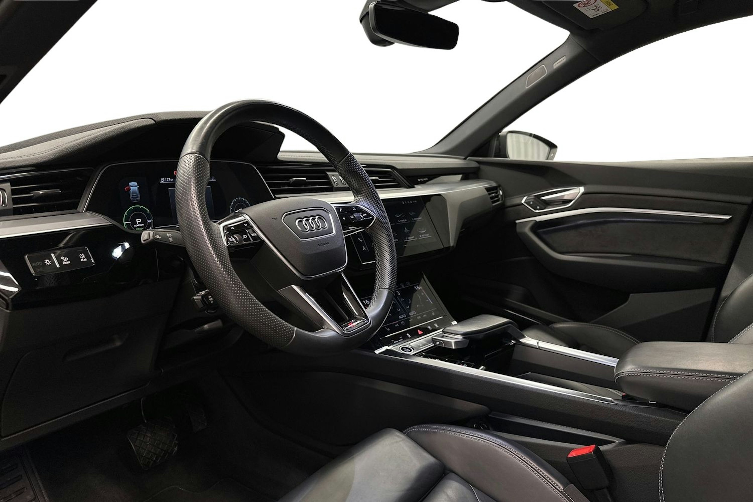 musta Audi e-tron 2022 kuva 7.
