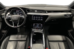 musta Audi e-tron 2022 kuva 9.