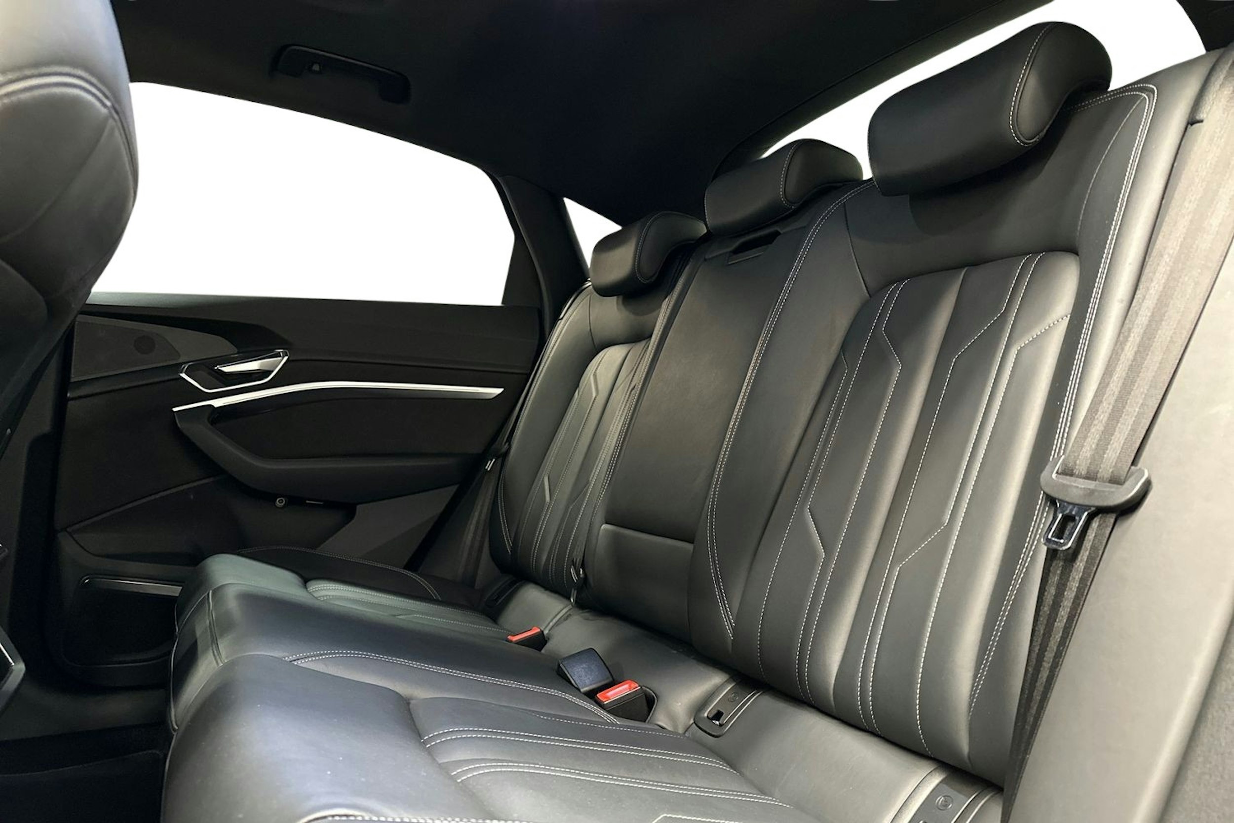 musta Audi e-tron 2022 kuva 10.