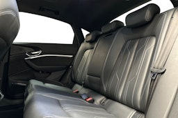 musta Audi e-tron 2022 kuva 10.