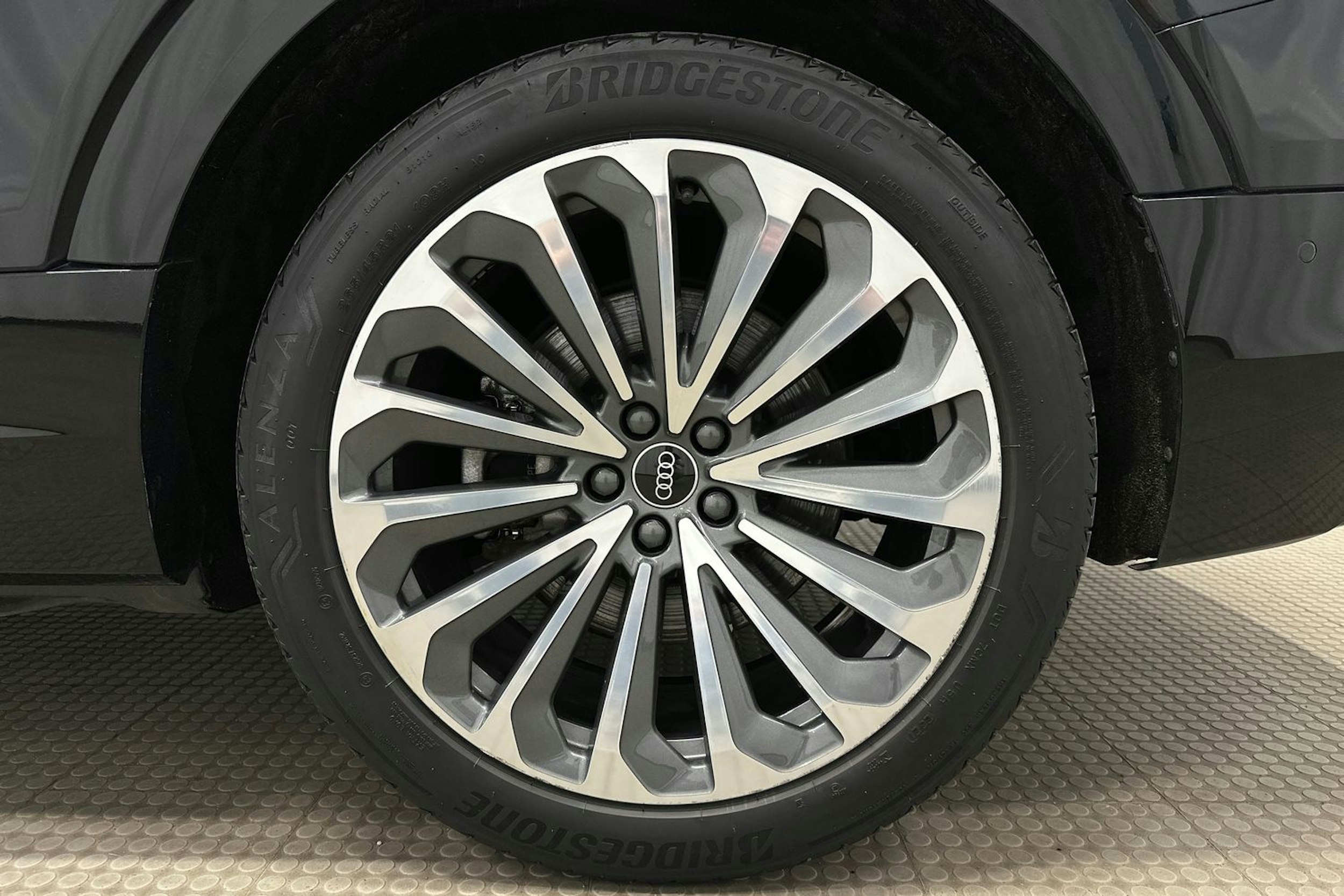 musta Audi e-tron 2022 kuva 12.