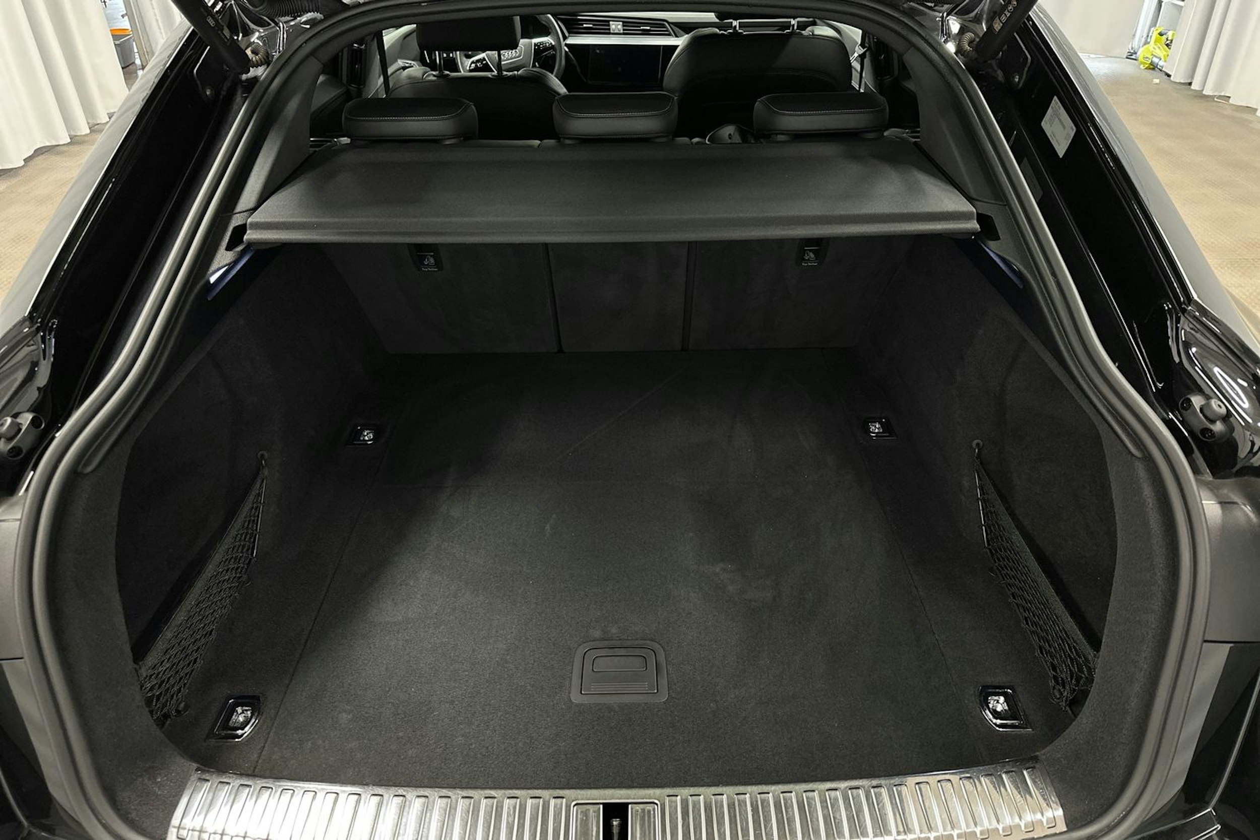 musta Audi e-tron 2022 kuva 13.
