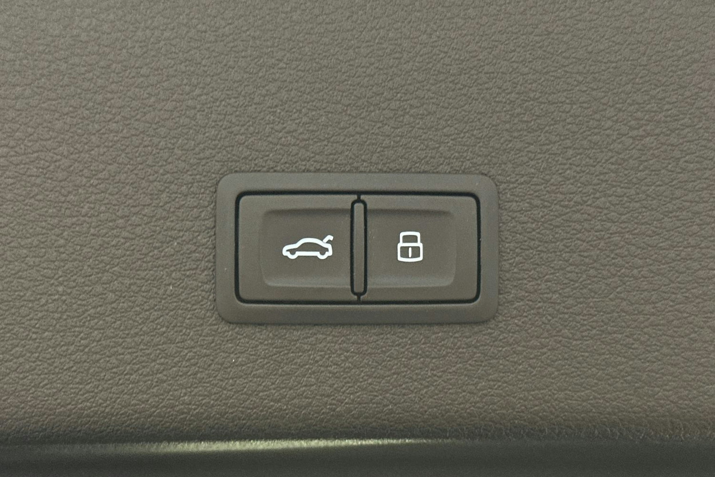 musta Audi e-tron 2022 kuva 14.
