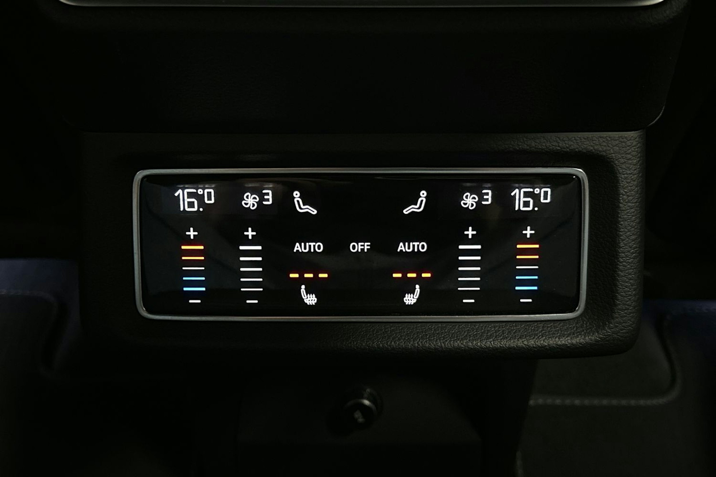 musta Audi e-tron 2022 kuva 15.