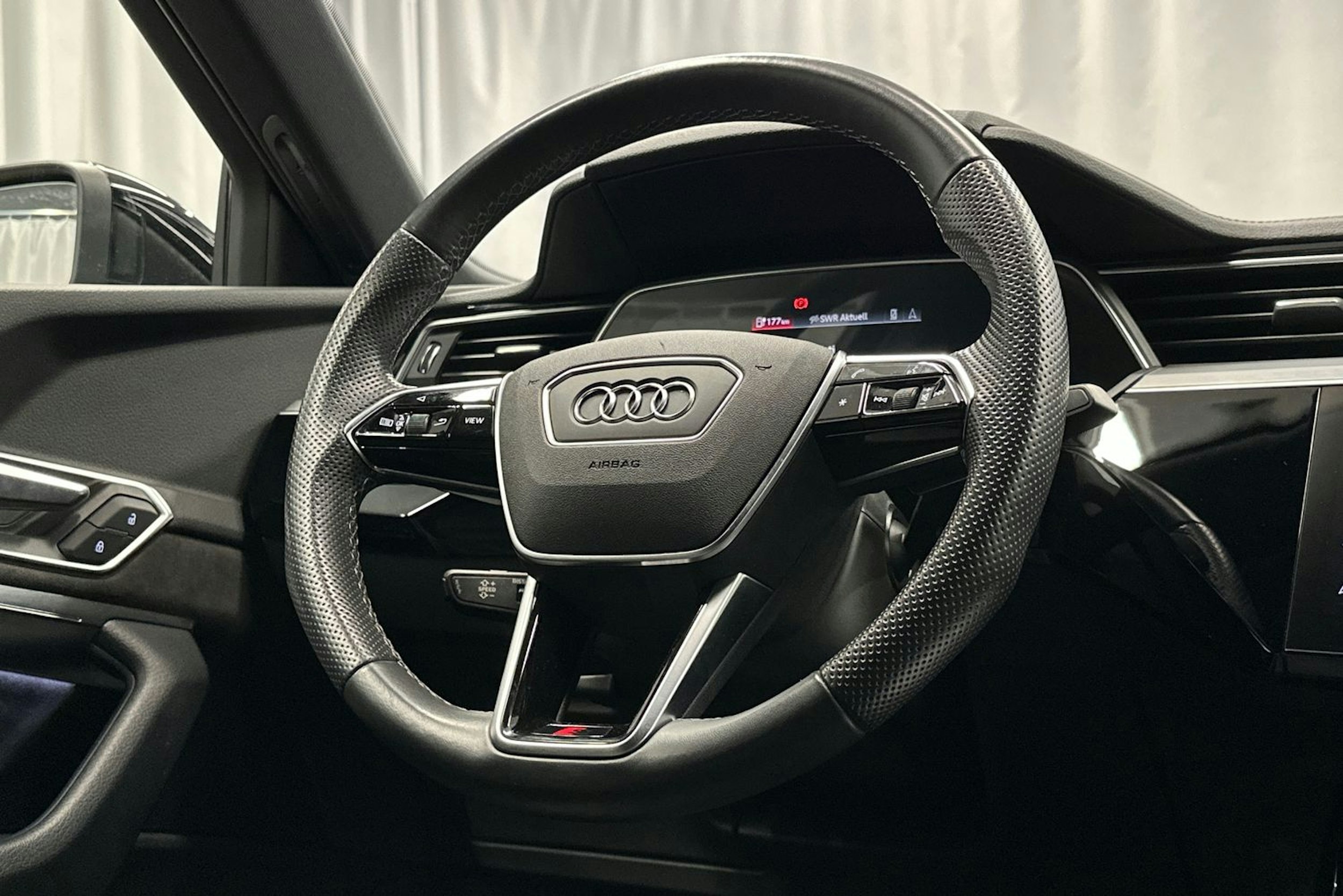 musta Audi e-tron 2022 kuva 16.
