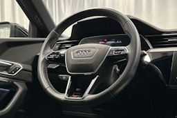 musta Audi e-tron 2022 kuva 16.