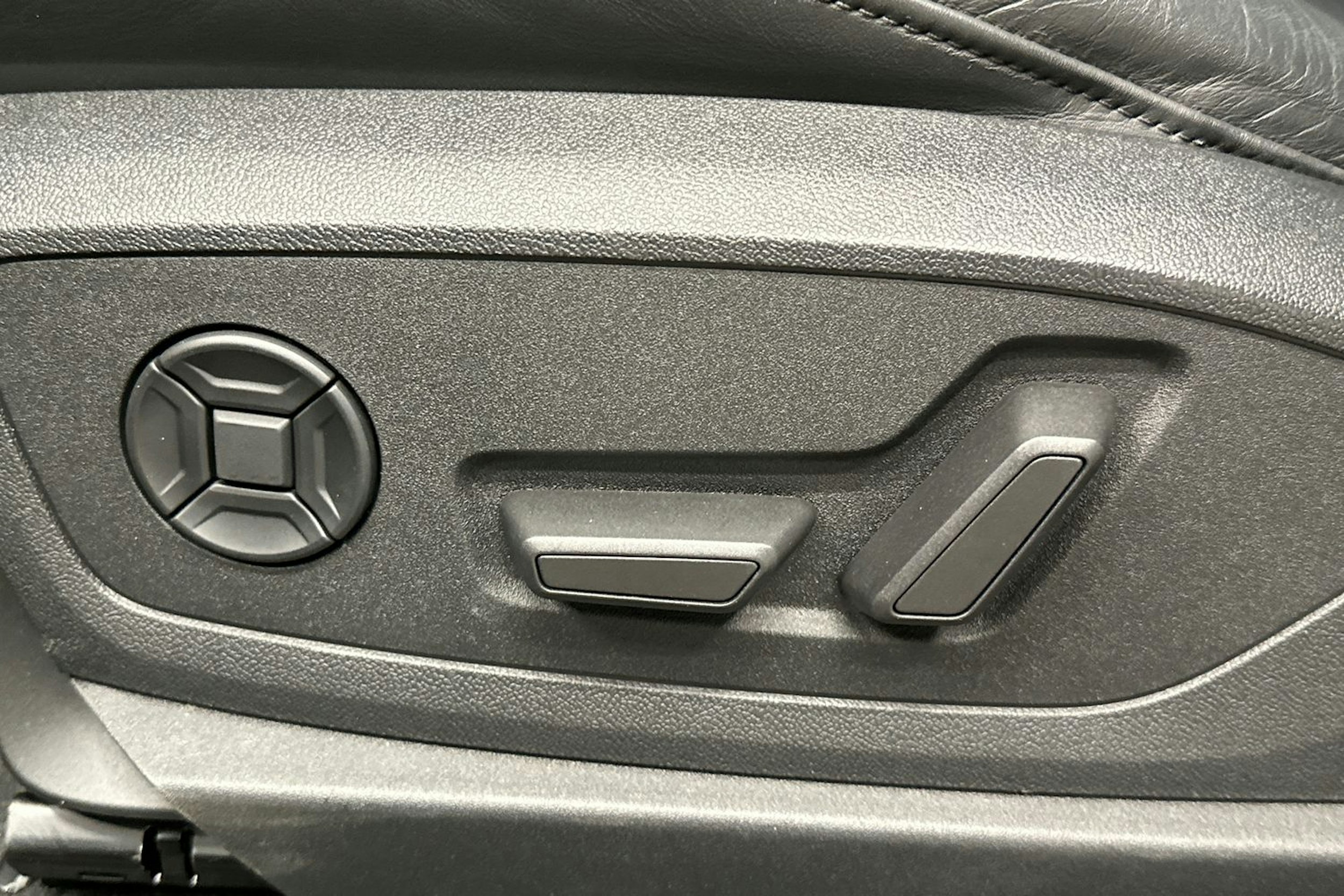 musta Audi e-tron 2022 kuva 17.