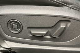 musta Audi e-tron 2022 kuva 17.
