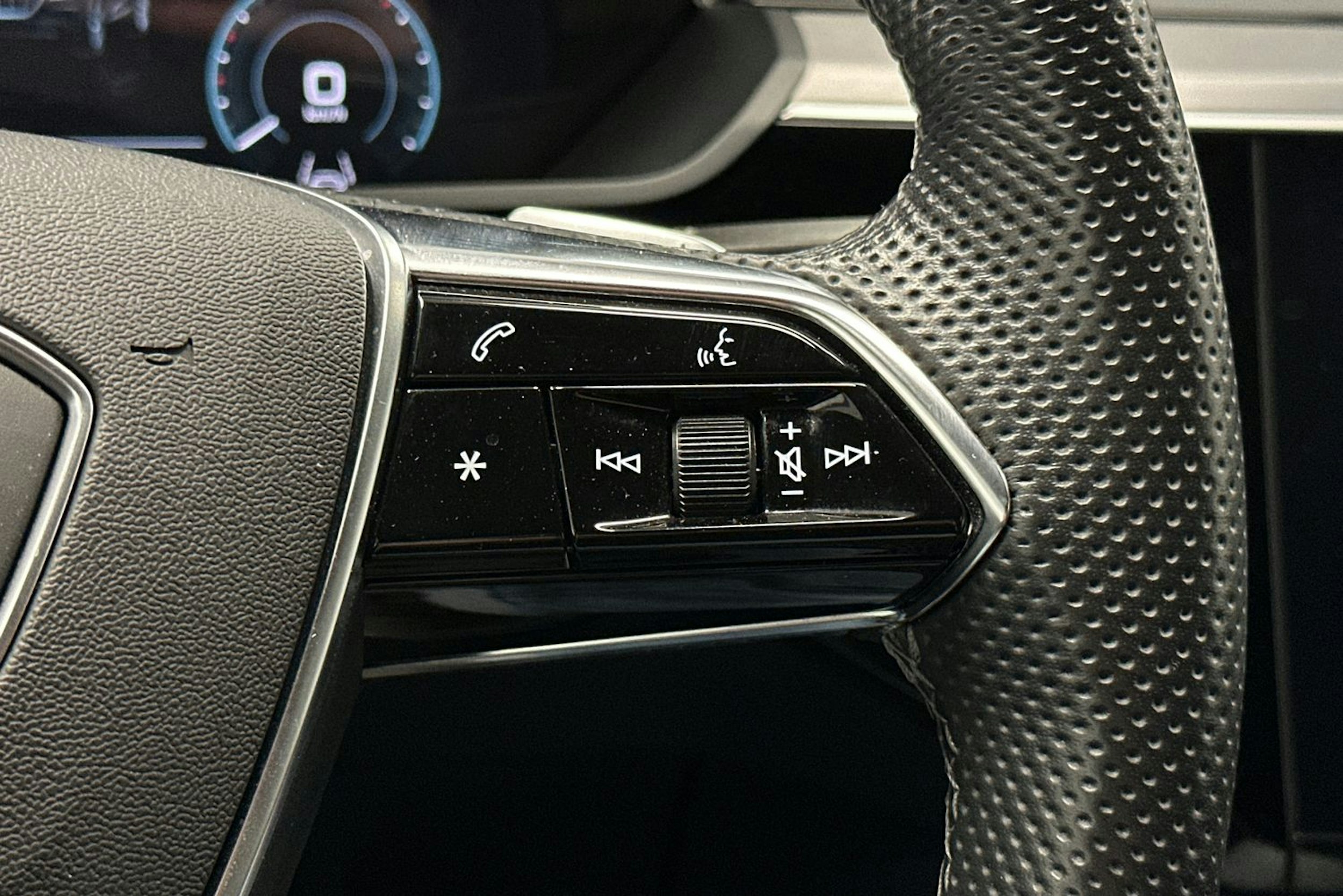 musta Audi e-tron 2022 kuva 23.