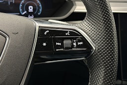 musta Audi e-tron 2022 kuva 23.