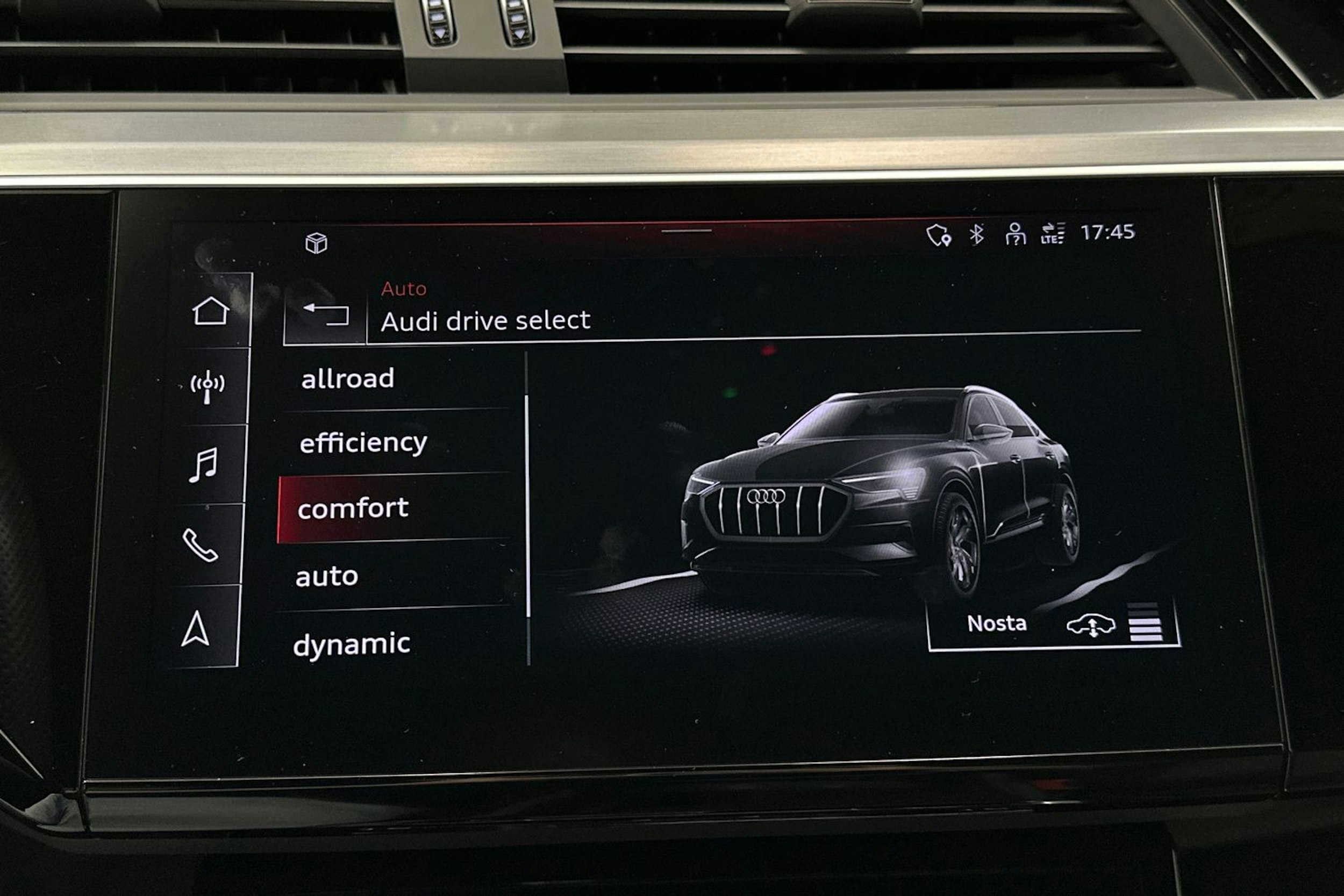 musta Audi e-tron 2022 kuva 30.