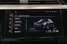 musta Audi e-tron 2022 kuva 30.