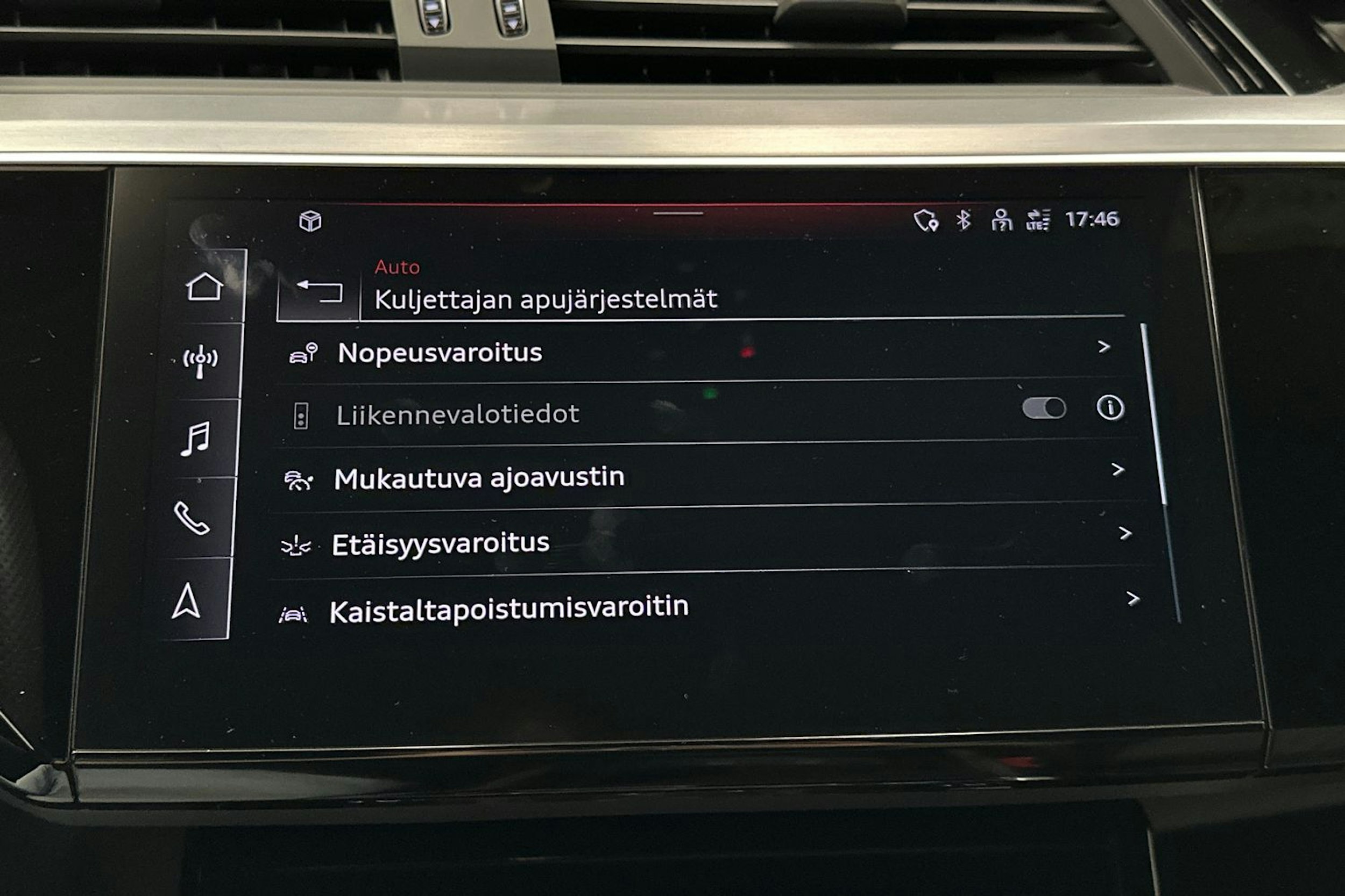 musta Audi e-tron 2022 kuva 32.