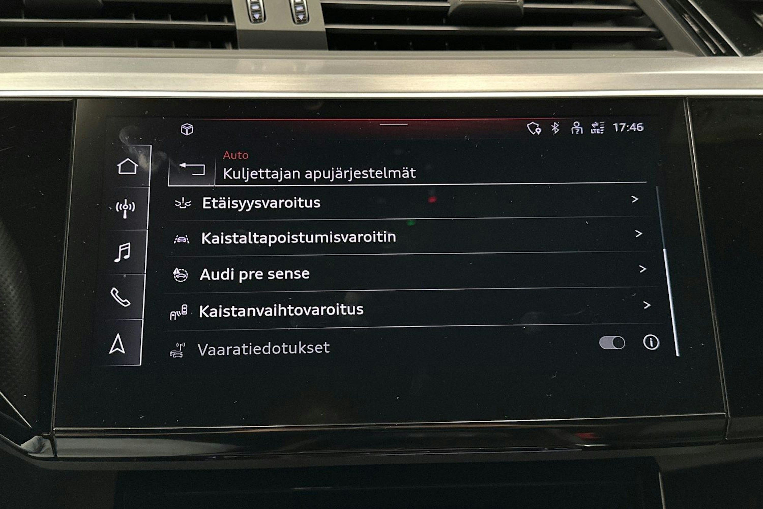 musta Audi e-tron 2022 kuva 33.