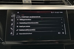 musta Audi e-tron 2022 kuva 33.