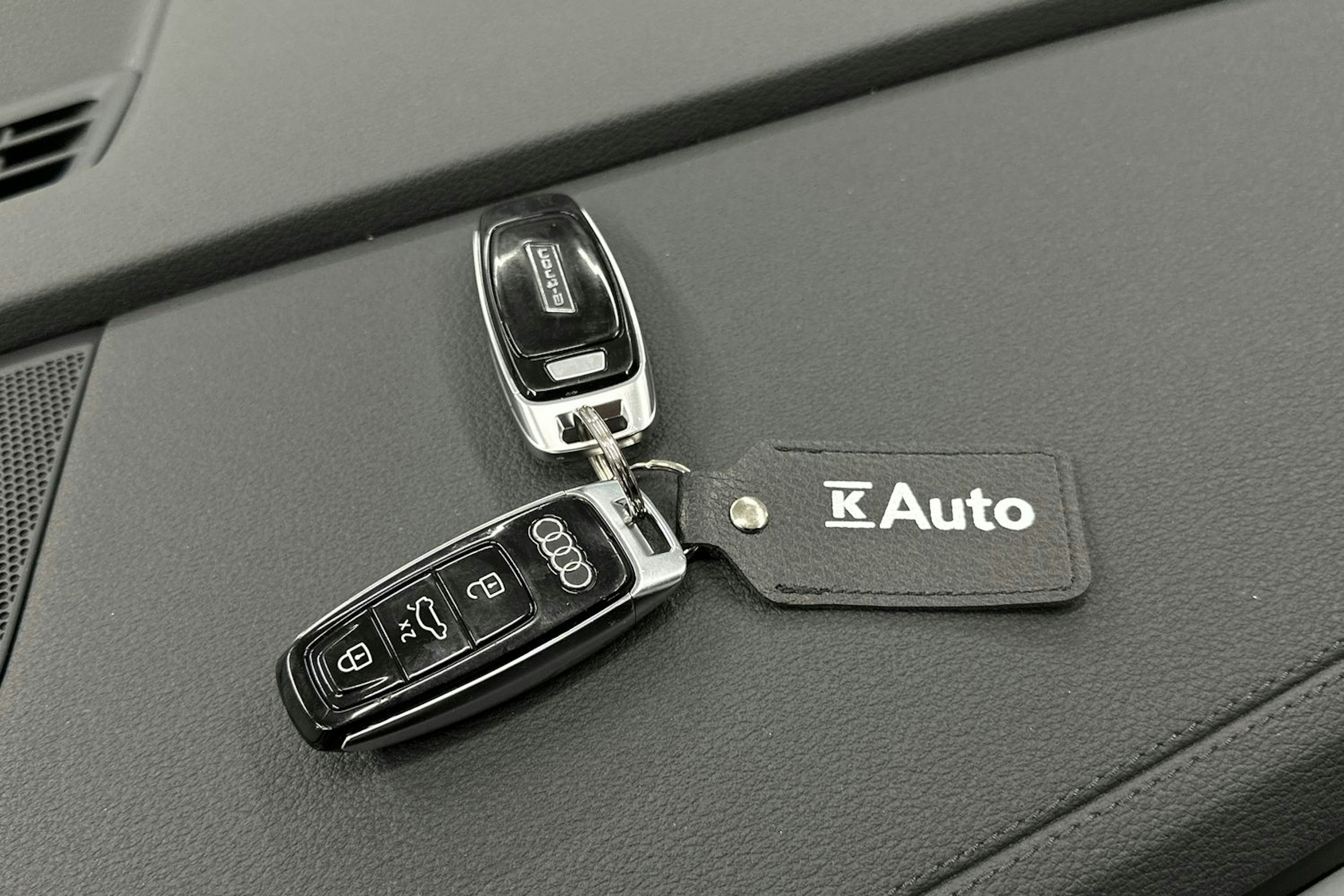 musta Audi e-tron 2022 kuva 38.