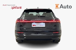 musta Audi e-tron 2022 kuva 3.