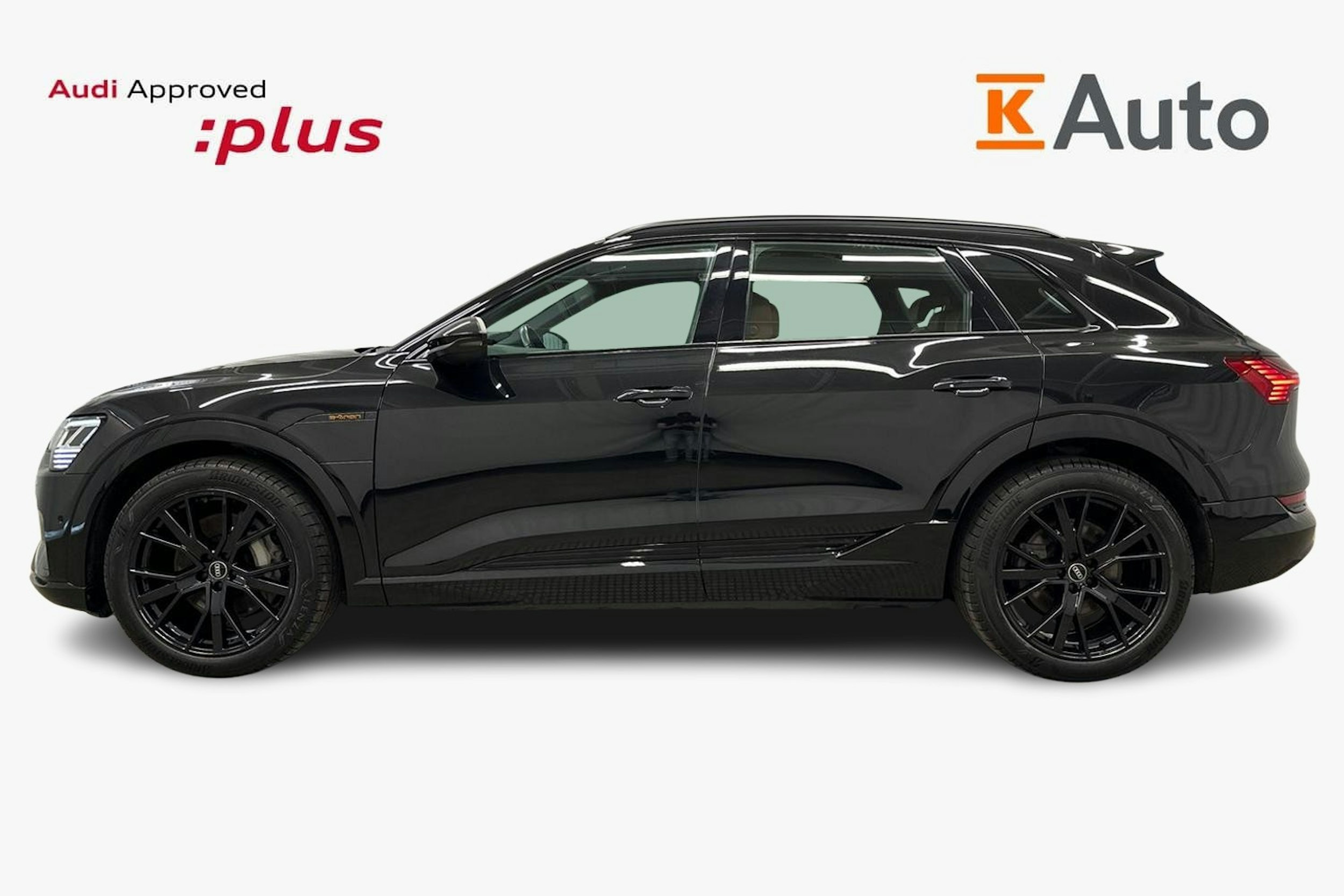 musta Audi e-tron 2022 kuva 6.