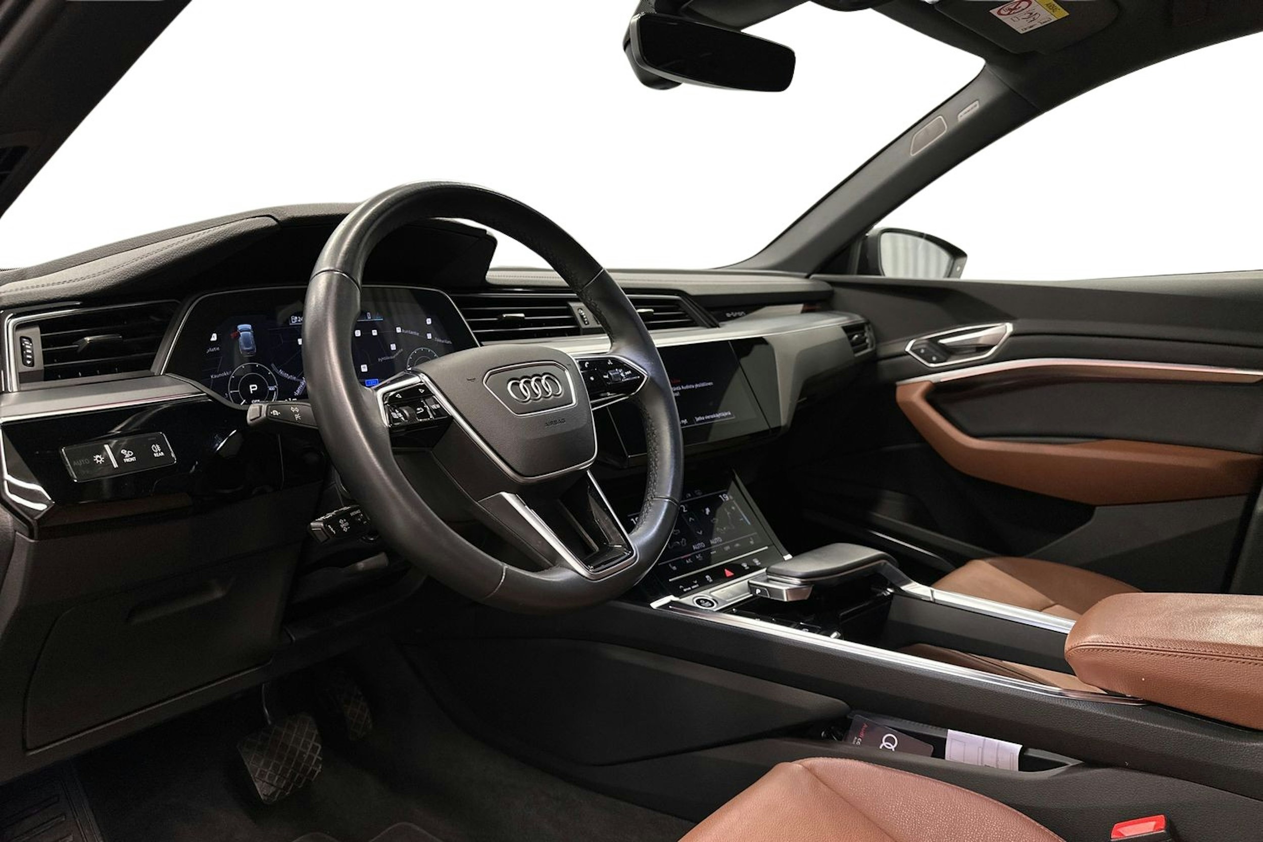 musta Audi e-tron 2022 kuva 7.