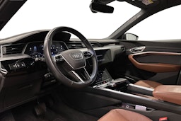 musta Audi e-tron 2022 kuva 7.
