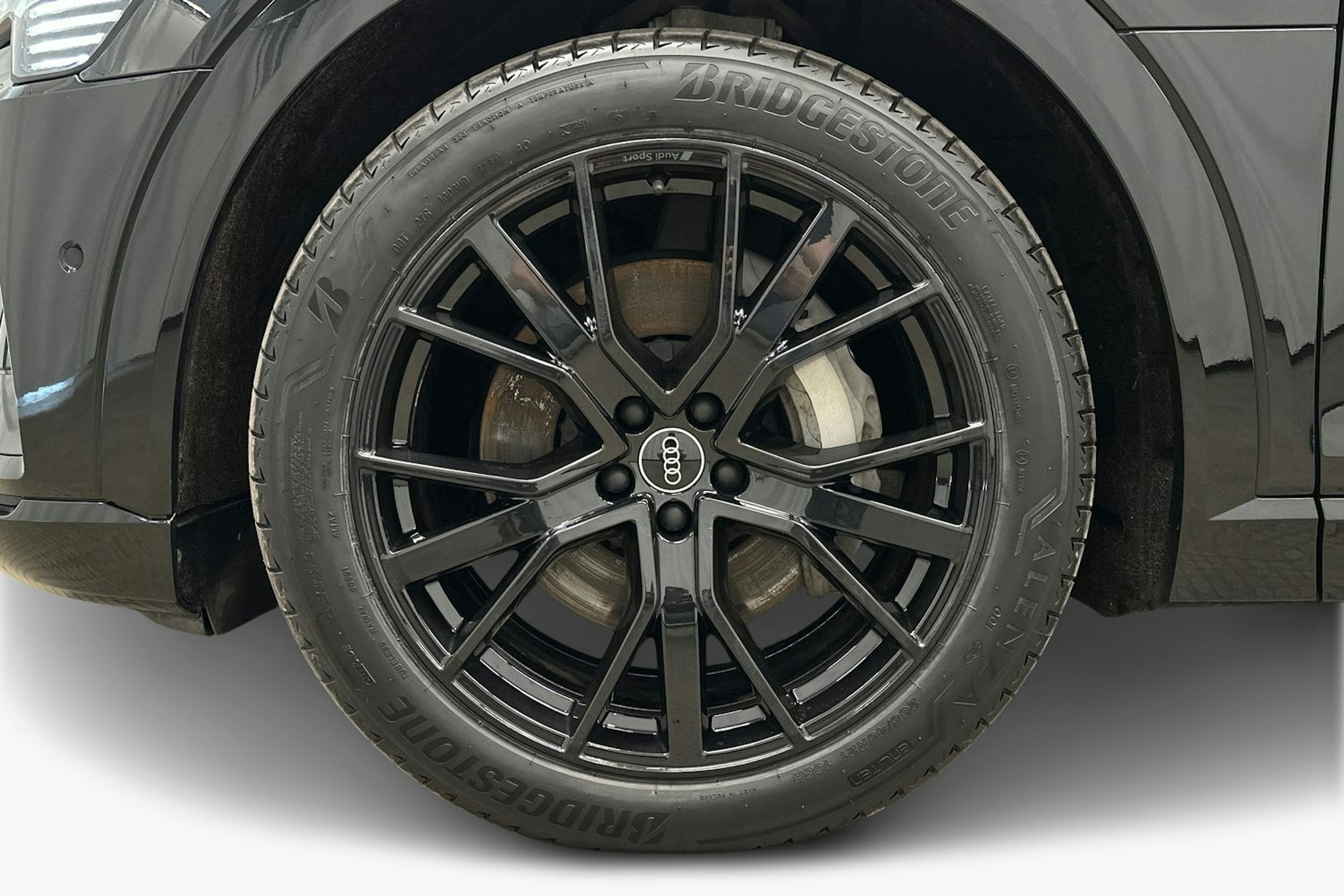 musta Audi e-tron 2022 kuva 11.