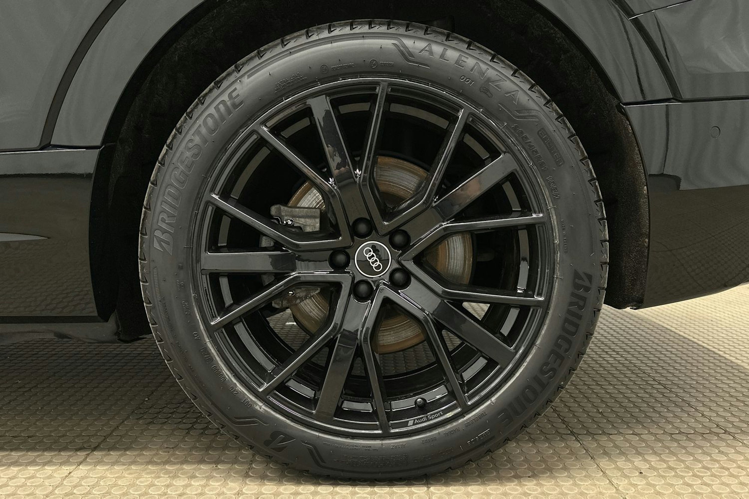 musta Audi e-tron 2022 kuva 12.