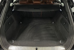 musta Audi e-tron 2022 kuva 13.