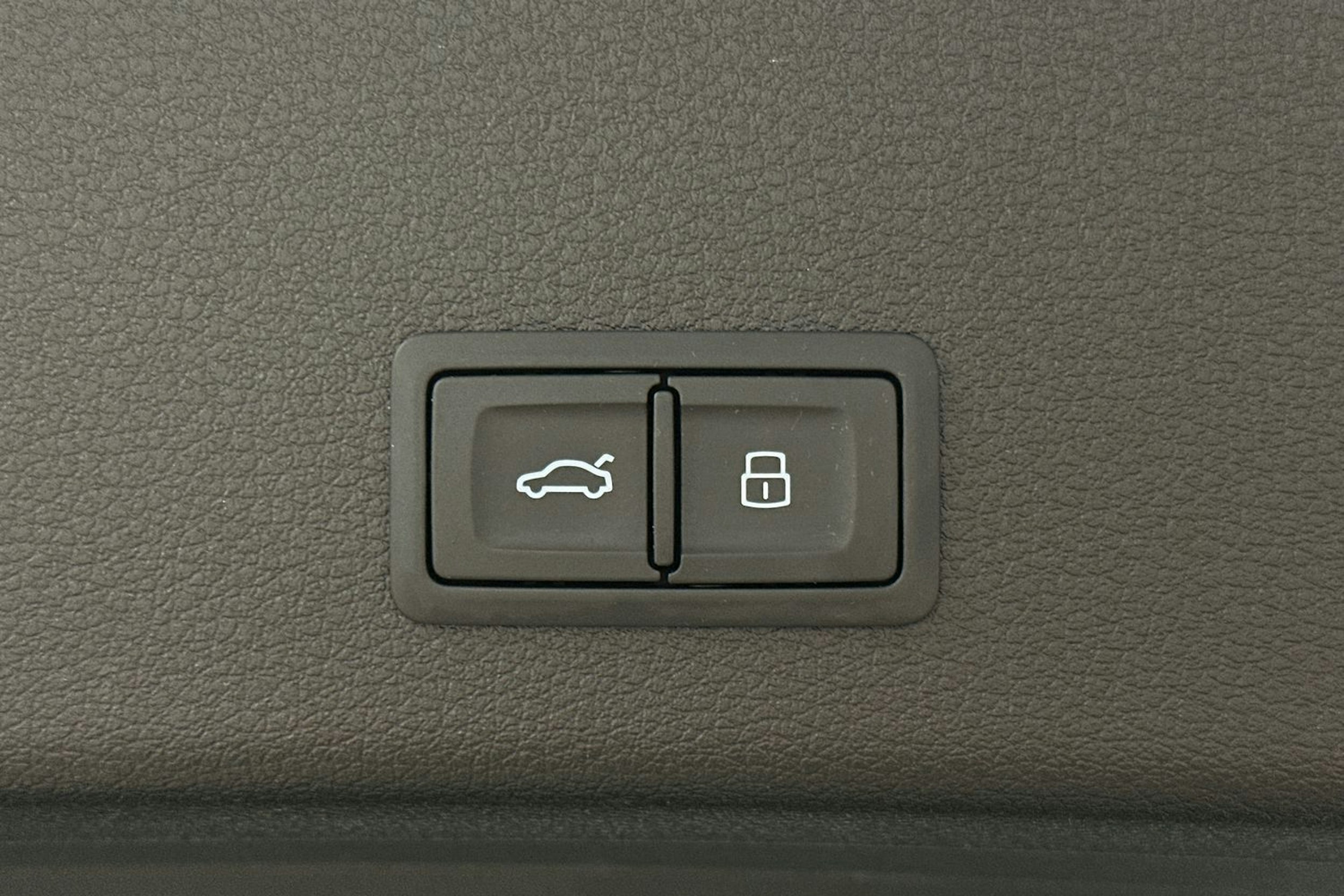 musta Audi e-tron 2022 kuva 14.