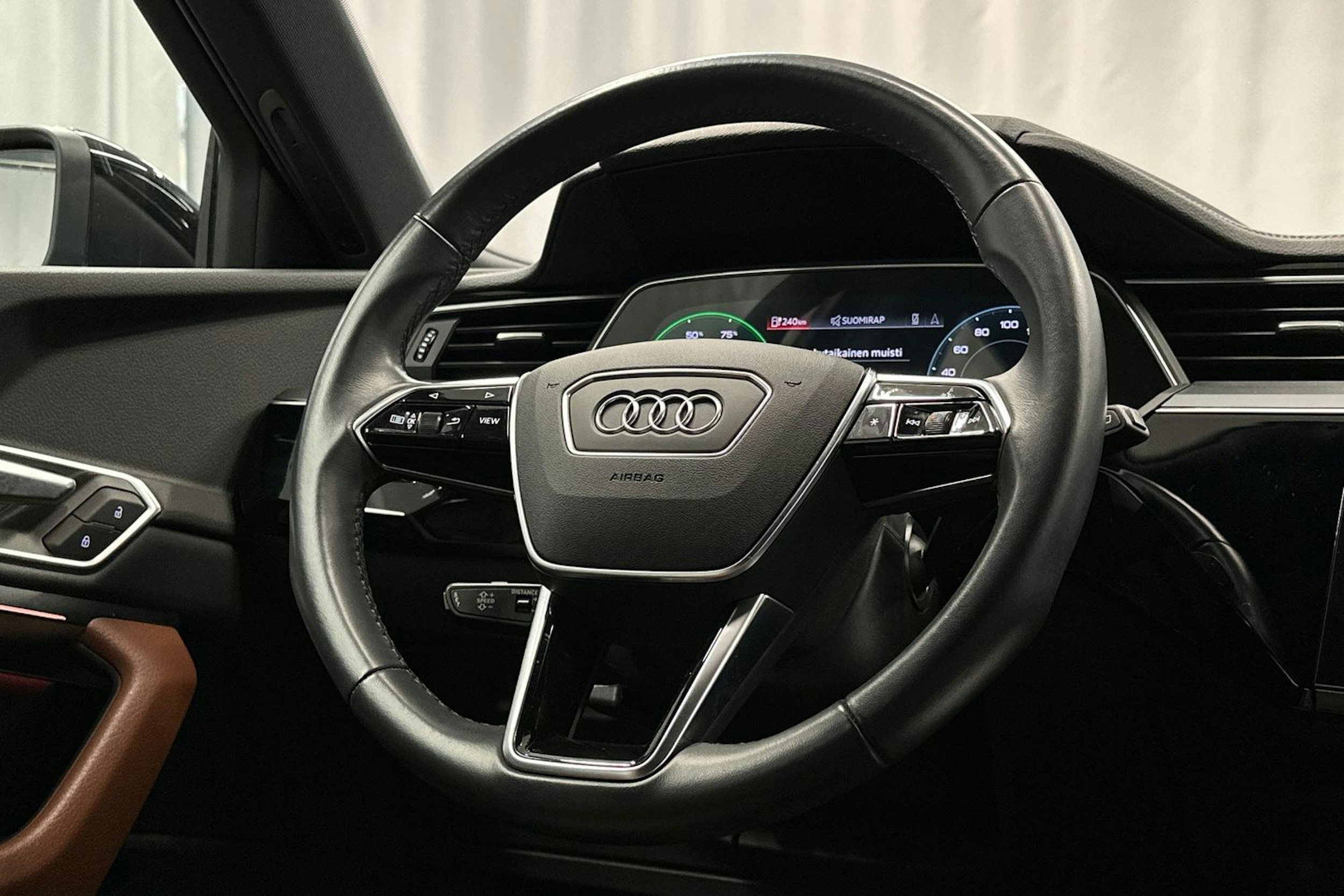 musta Audi e-tron 2022 kuva 15.